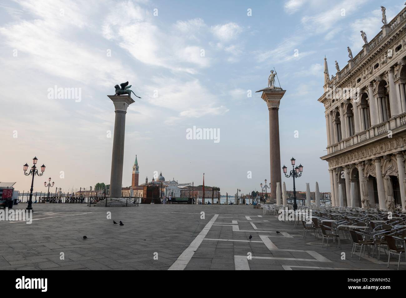 L–R Colonna di San Marco und Colonna di San Todaro auf dem Markusplatz in Venedig in der Region Veneto in Norditalien. Die Cit Stockfoto