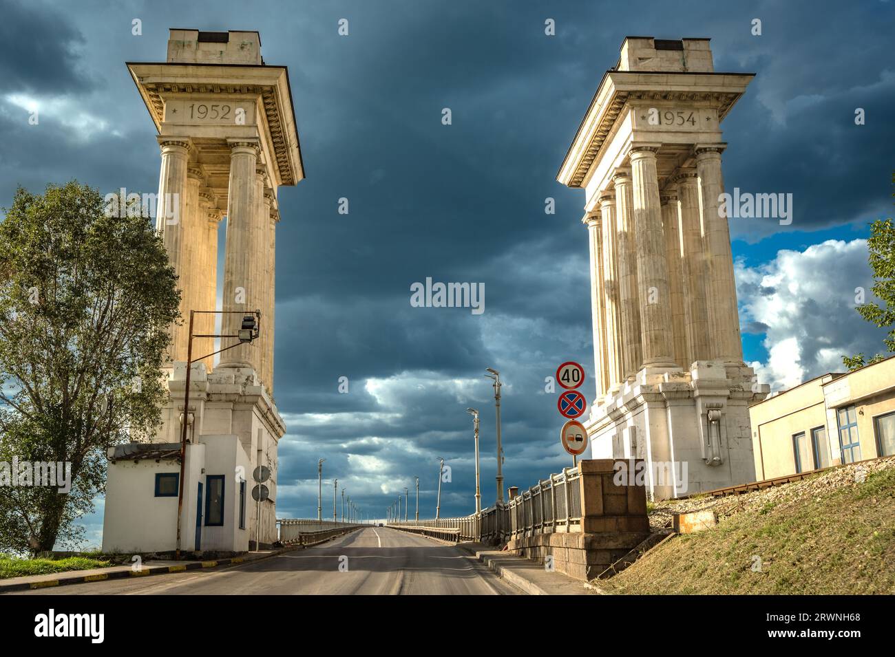 RUSE, RUMÄNIEN - 10. SEPTEMBER 2022: Brücke der Freundschaft - Podul Prieteniei an der Donau Stockfoto