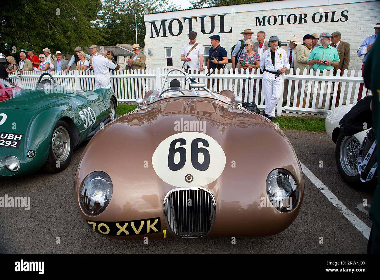 1952 Jaguar C-TYPE mit Jenson Button/Alex Buncombe bei der Freddie March Memorial Trophy beim Goodwood Revival Meeting am 8. September 2023 in Chich Stockfoto