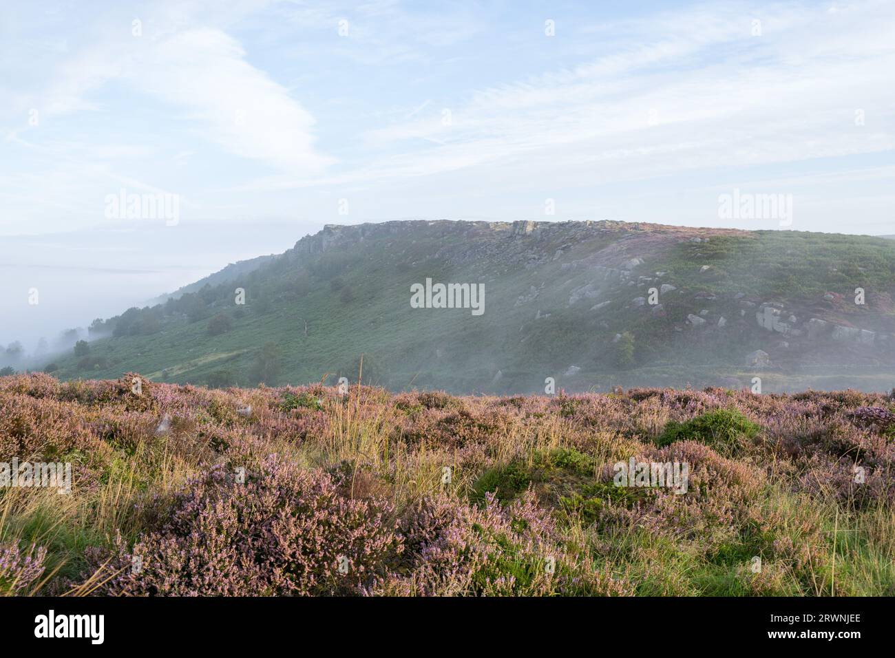 Morgennebel im Peak District National Park, Derbyshire, England, Großbritannien Stockfoto
