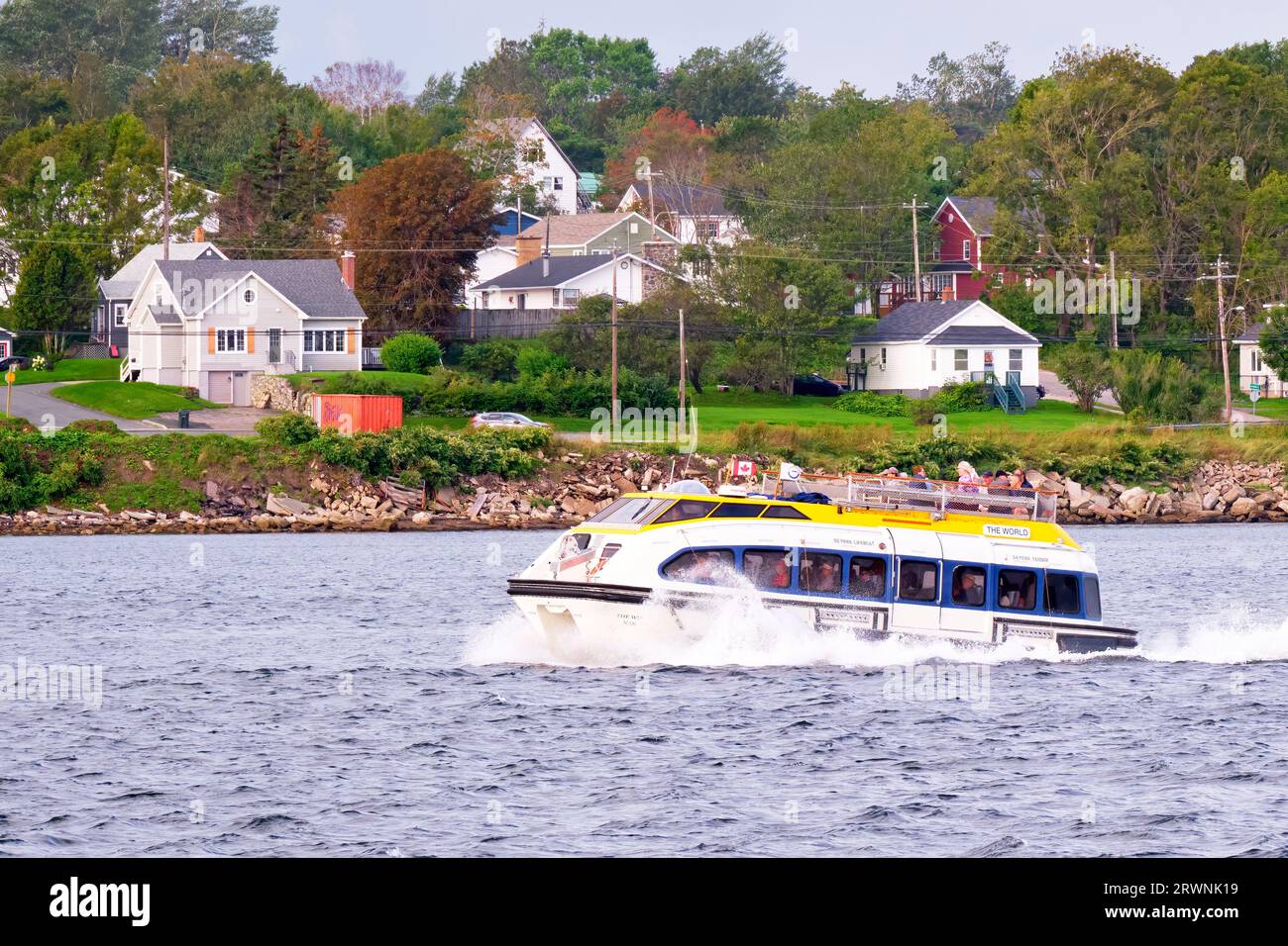 Tender transportiert Passagiere von einem Kreuzfahrtschiff zum Hauptdock im Hafen von Sydney Nova Scotia, Kanada. Stockfoto