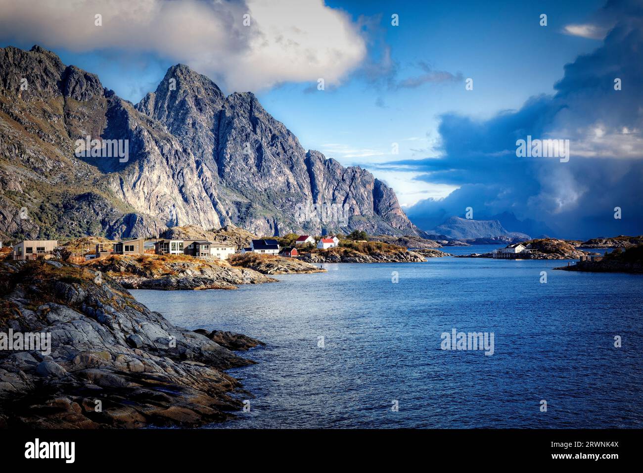 Häuser von Henningsvaer auf dem niedrigen Küstenfelsen auf der Insel Heimoya, Lofoten-Inseln, Norwegen. Stockfoto