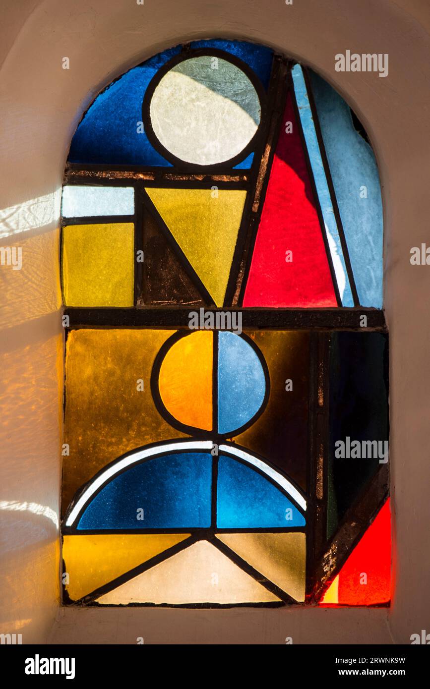 Von Louis-Marie Londot entworfene Buntglasfenster in der romanischen Kirche Saint Etienne in Waha, Marche-en-Famenne, Luxemburg, Wallonien, Belgien Stockfoto