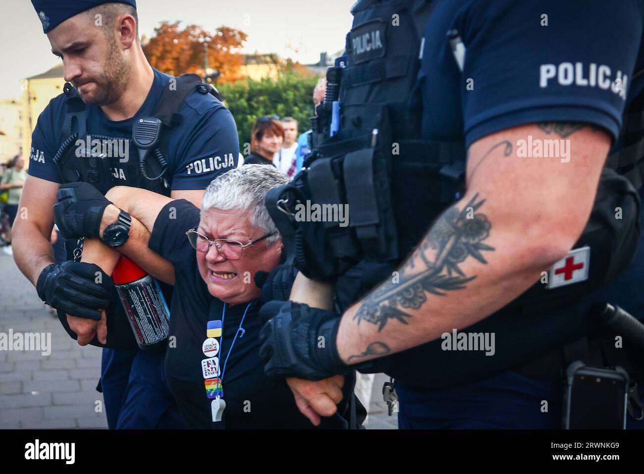 Krakau, Polen. September 2023. Eine prominente polnische Anti-Regierungs-Aktivistin, Katarzyna Augustynek, bekannt als Babcia Kasia (Grandma Kate), wird von der Polizei während eines Anti-Regierungs-Protestes am 18. September 2023 in Krakau, Polen, verschleppt. Die Demonstranten organisierten eine Kundgebung gegen die Politiker der regierenden Partei PiS (Recht und Gerechtigkeit), einschließlich des Parteiführers Jaroslaw Kaczynski, der auf der Burg Wawel ankam. Die angespannte politische Atmosphäre im Land entsteht durch die bevorstehenden Parlamentswahlen am 15. Oktober. (Bild: © Beata Zawrzel/ZUMA Press Wire) EDITORIA Stockfoto