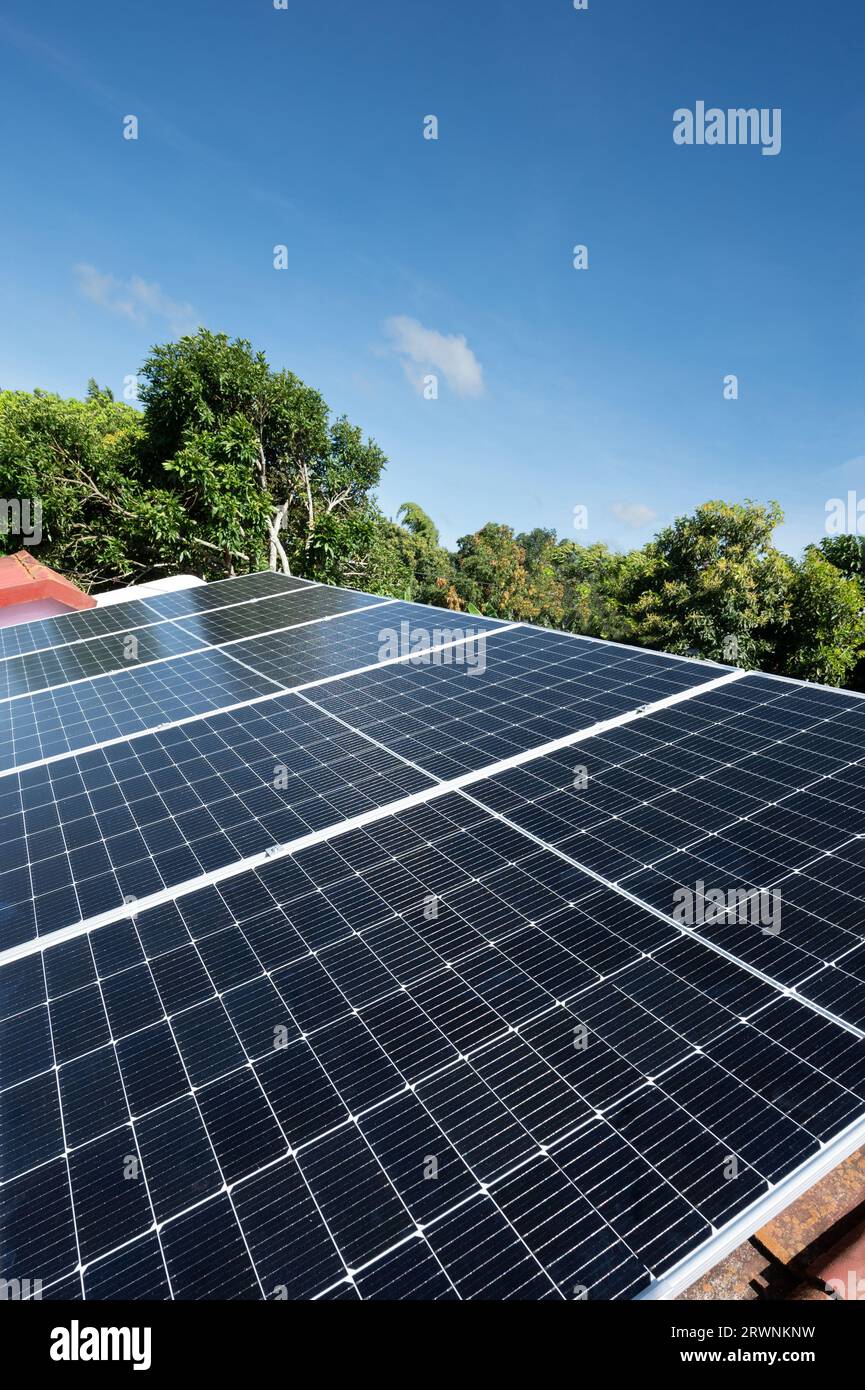 Neues Sonnenkollektor auf dem Hausdach auf blauem Himmel Naturhintergrund Stockfoto