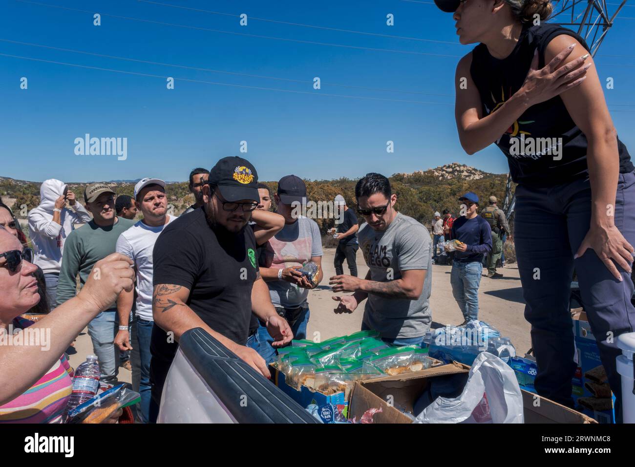 San Diego, USA. September 2023. Die Gruppe für gegenseitige Hilfe Border Kindness gibt den Migranten, die gezwungen sind, in der Wüste bei Jacumba im Fernen Osten San Diego County am 19. September 2023 zu warten, Nahrung, Wasser und Kleidung. (Matthew Bowler/KPBS/SIPA USA) **KEINE VERKÄUFE IN SAN DIEGO-SAN DIEGO OUT** Kredit: SIPA USA/Alamy Live News Stockfoto