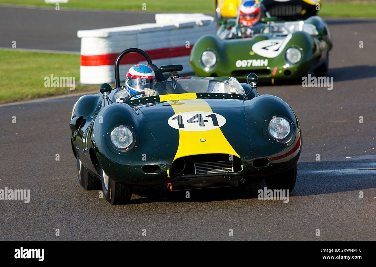 1959 Lister-Jaguar „Costin“ von John Hugenholtz im Sussex Trophy-Rennen beim Goodwood Revival Meeting am 10. September 2023 in Chichester, England Stockfoto