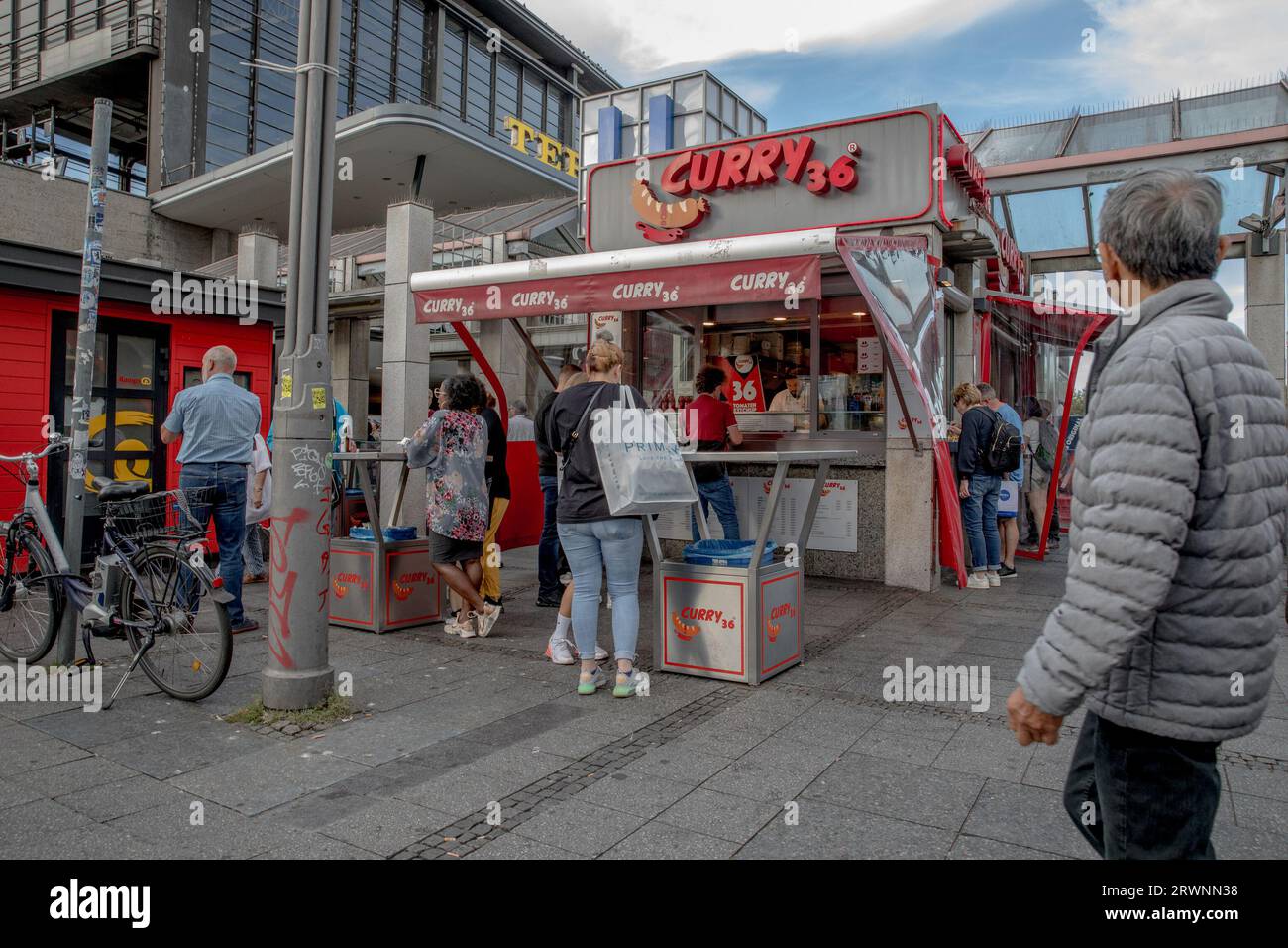 Berlin, Deutschland. September 2023. Das Zwitschern von Currywurst erfüllt die Luft in Curry36 am 20. September 2023, einem renommierten Restaurant im Bahnhof Zoo in Berlin. Von Einheimischen bis hin zu Touristen, Besucher sind begeistert von diesem berühmten deutschen Fast-Food-Gericht, das Berlins reiches kulinarisches Erbe symbolisiert. Inmitten der wirtschaftlichen Narrative der Nation sind solche Einrichtungen Säulen der Konsistenz und des kulturellen Stolzes. (Foto: Michael Kuenne/PRESSCOV/SIPA USA) Credit: SIPA USA/Alamy Live News Stockfoto