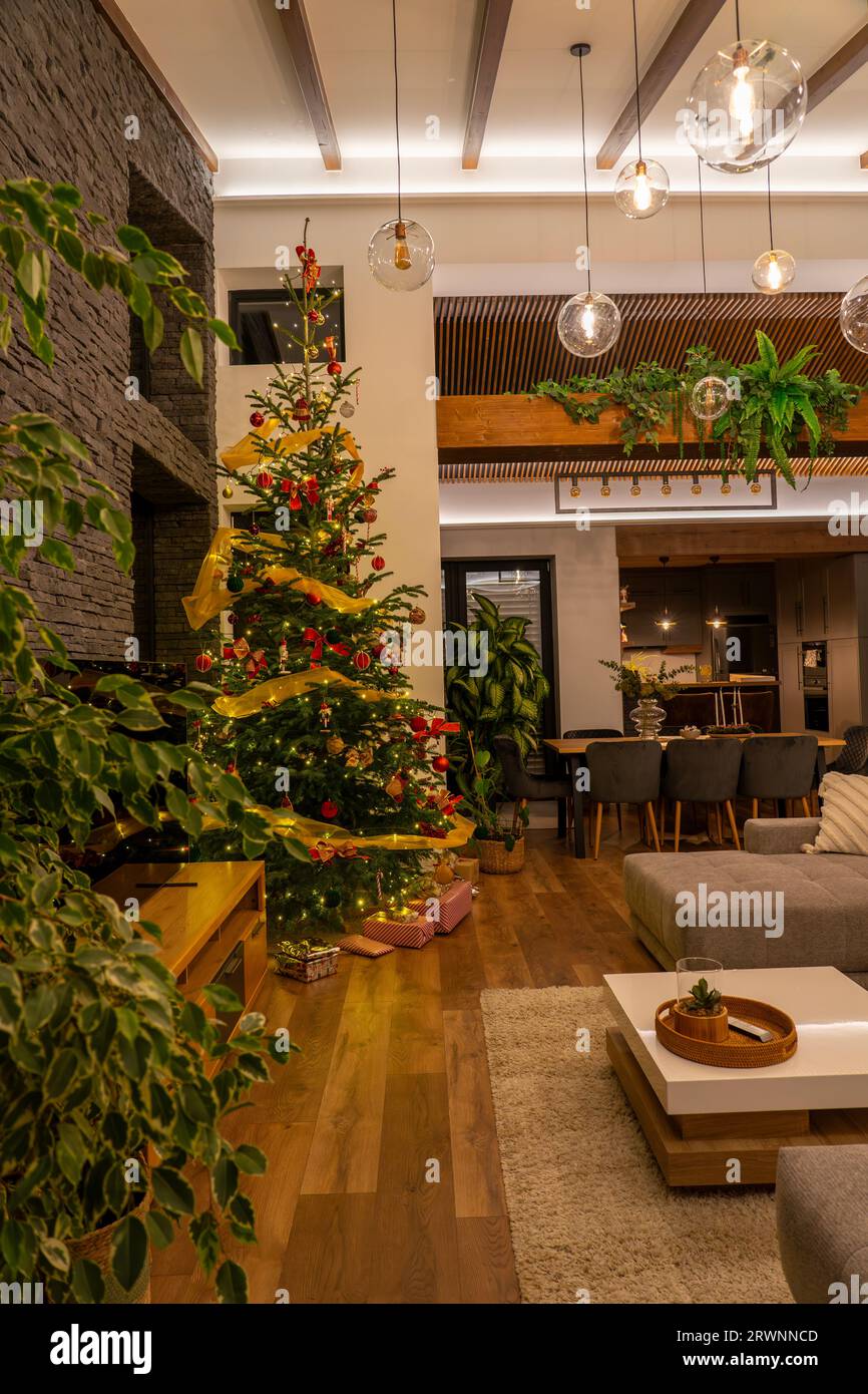chistmas Baum Feiertag Feier in einem modernen Haus mit natürlicher Atmosphäre. Stockfoto