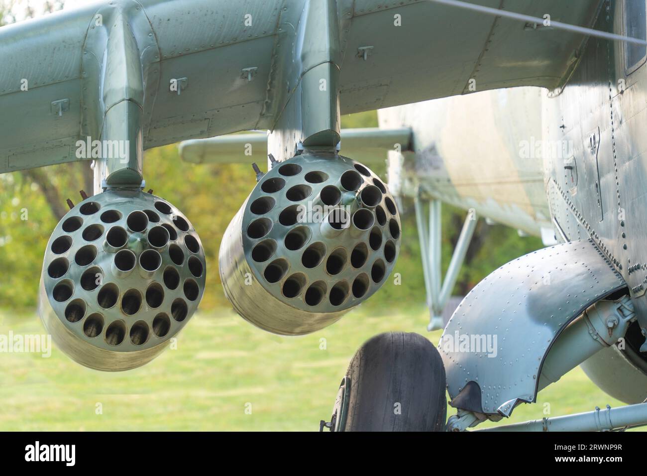 Alte sowjetische Tarnung Mi-24 Militärhubschrauber-Raketenschalen Stockfoto