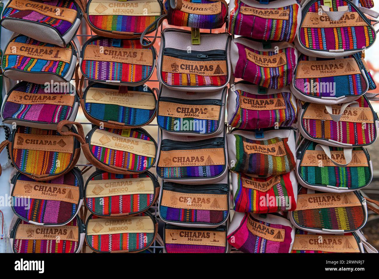 Textil- und Stofftaschen Kunsthandwerk auf dem lokalen Markt, San Cristobal de las Casas, Chiapas, Mexiko. Stockfoto