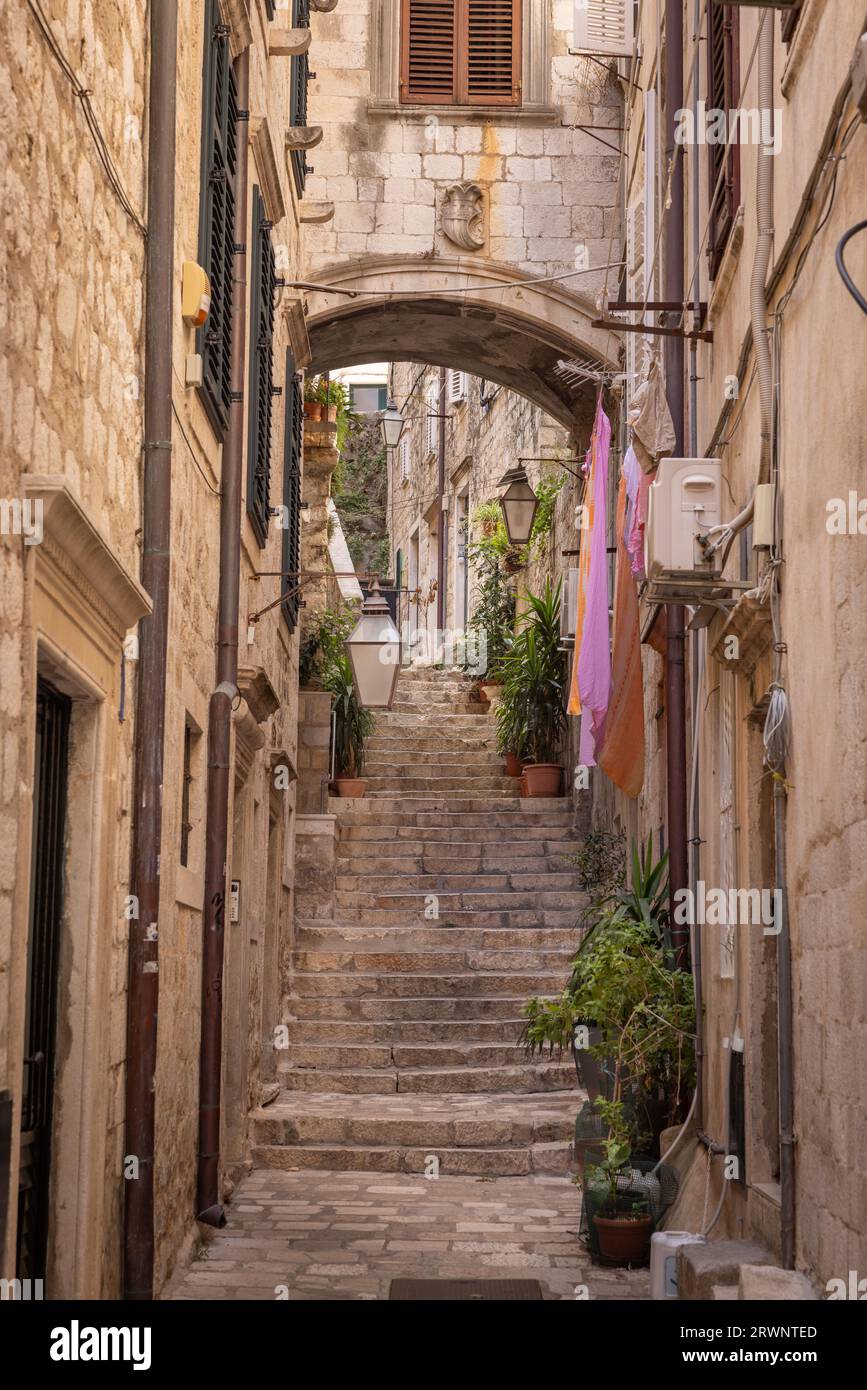 Die mittelalterliche Stadt Dubrovnik, Dalmatien, Kroatien. Enge Straße mit Treppe und Bogen. Stockfoto