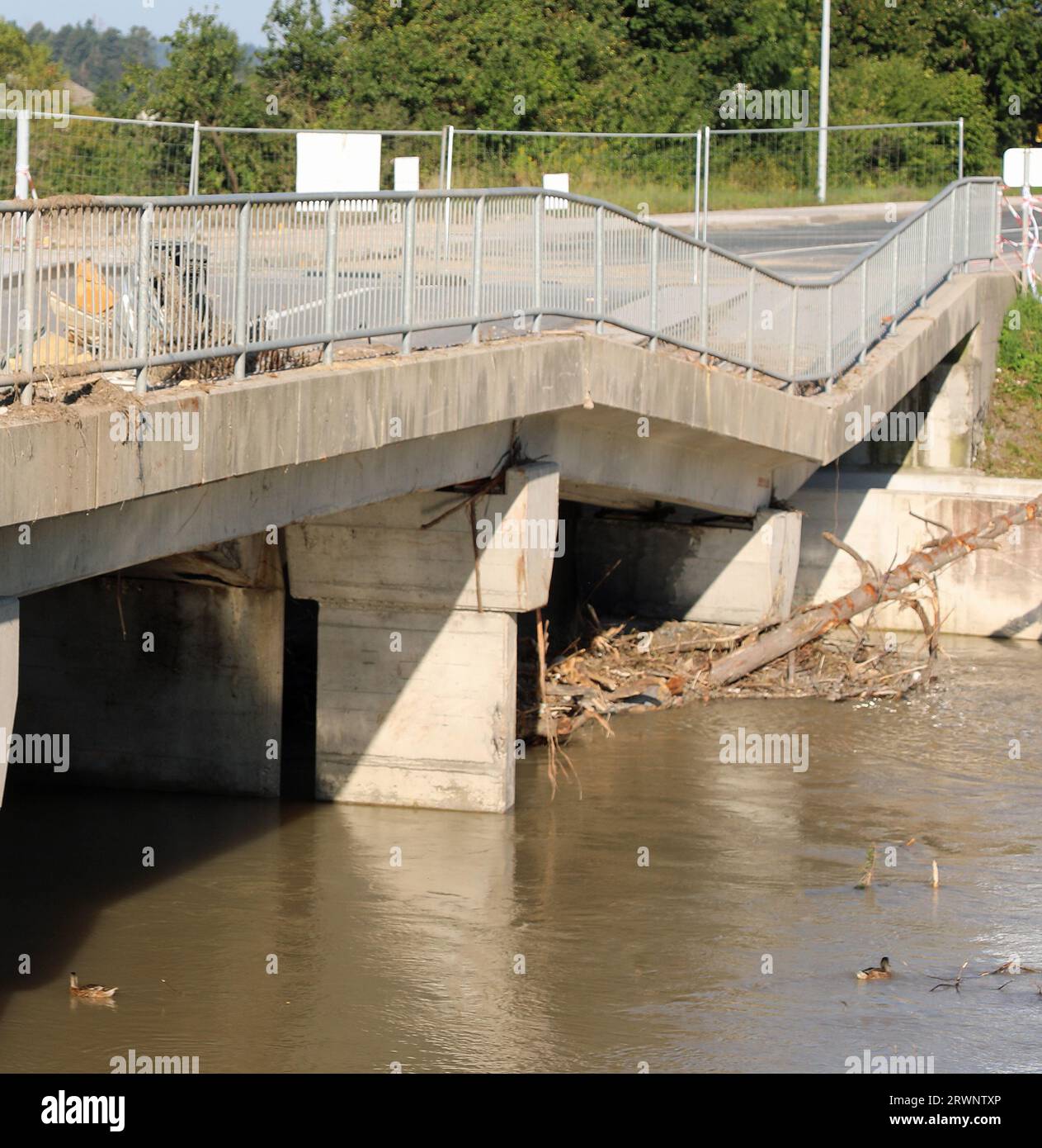 Stürzte nach der Flut und dem Fluss eine gebrochene Straßenbrücke ein Stockfoto