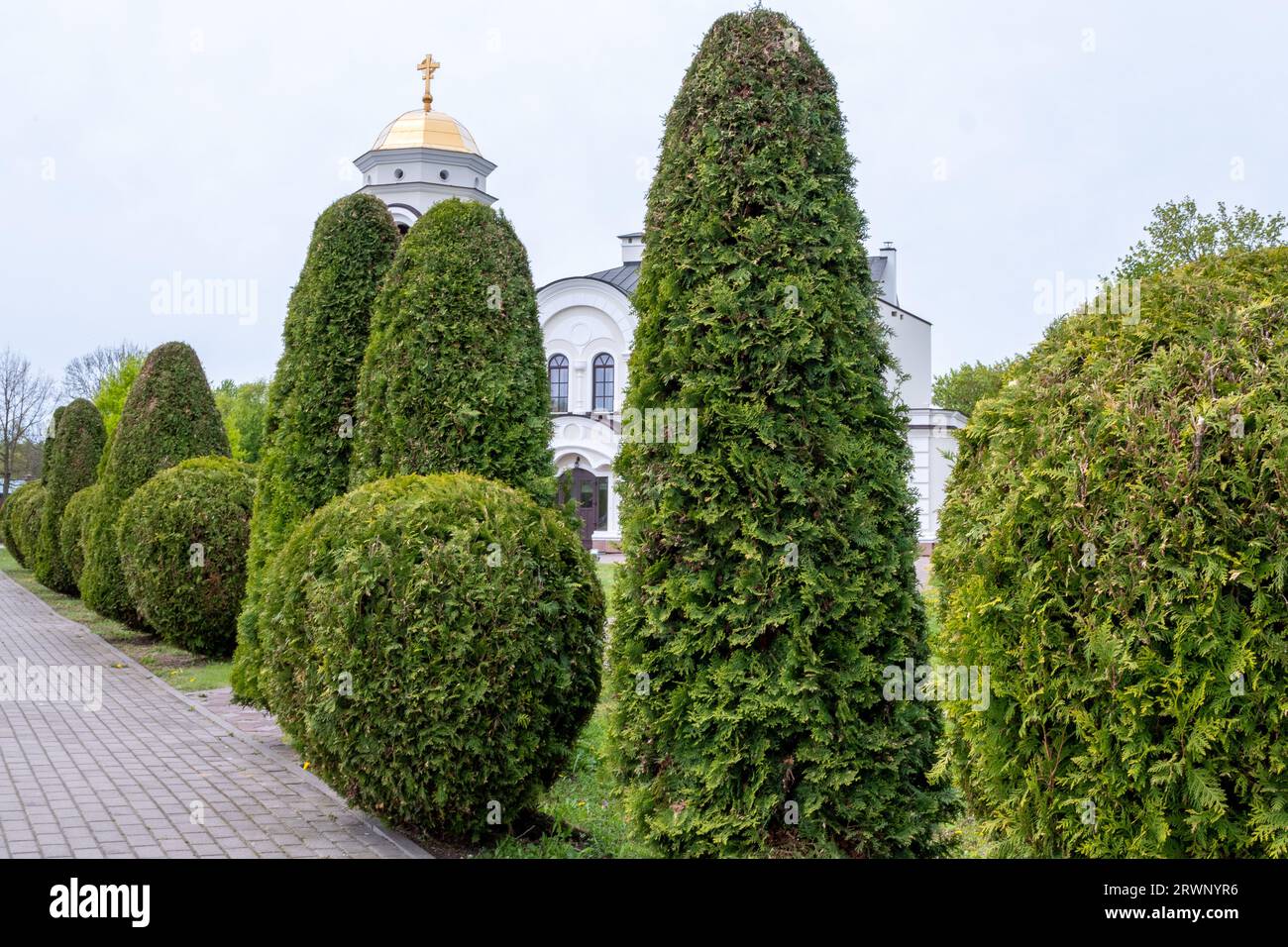 Brest, Weißrussland - 6. Mai 2023: Der Gewölbe der Kuppel des Tempels hinter Grünflächen. Stockfoto