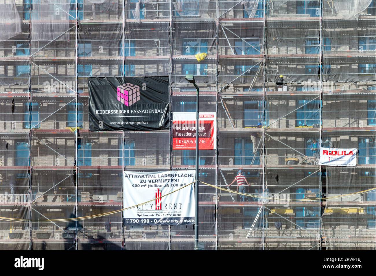 Berlin, Deutschland - 27. Oktober 2014: Gerüst an einem bew-Gebäude in Berlin mit Sicherheitsnetz und Werbung für die Miete des Gebäudes und der Handwerksbusse Stockfoto