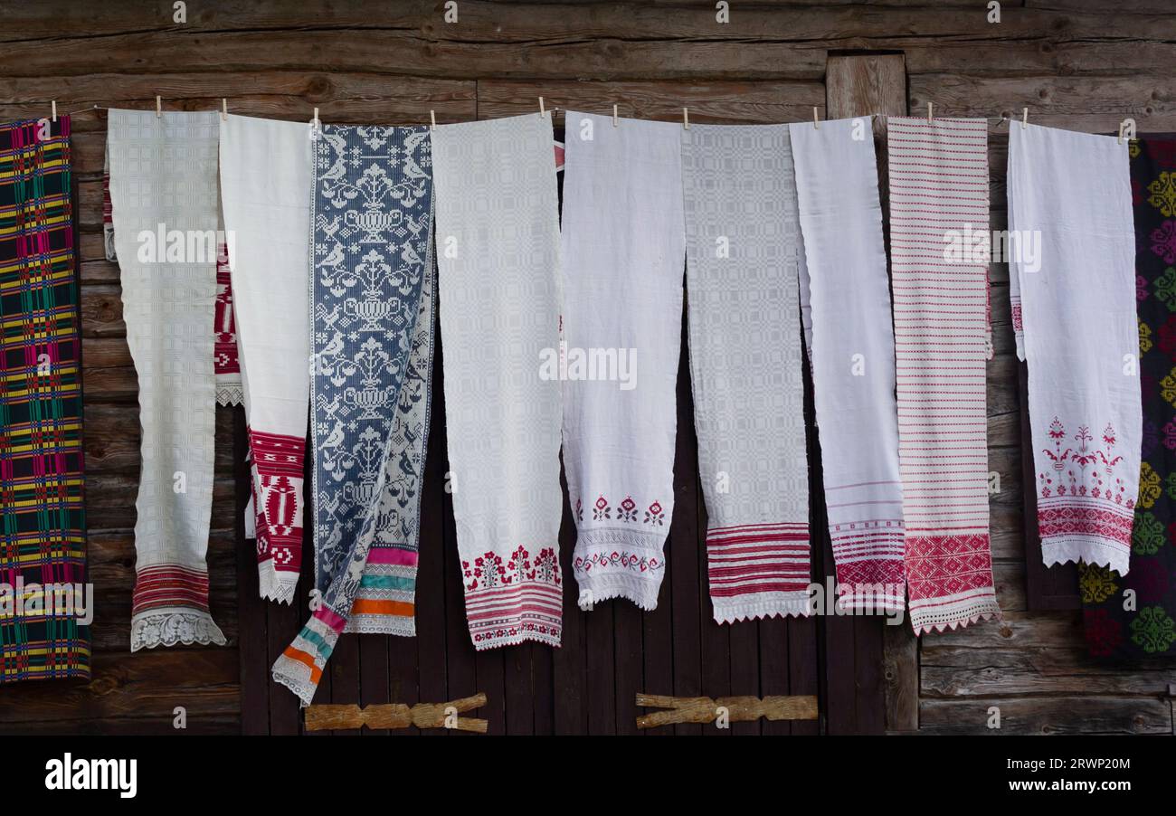 Belarussische Handtücher mit traditionellen Ornamenten in Rot und weiß Stockfoto