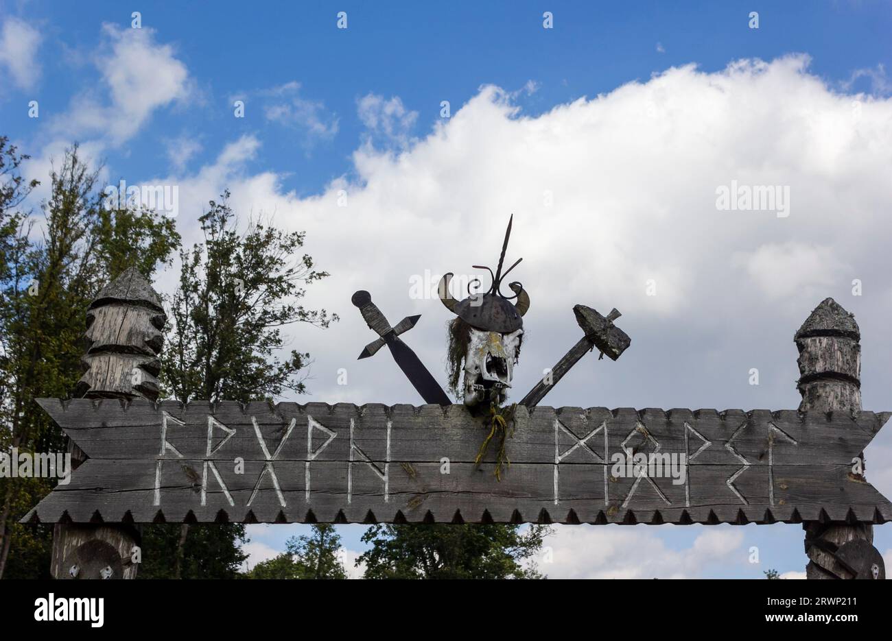 Dorf Sula, Region Minsk, Belarus. September 2023. Ort der alten slawischen Glaubensrichtungen und Kulte. Das Pantheon der Götter ist ein Tempel. Stockfoto