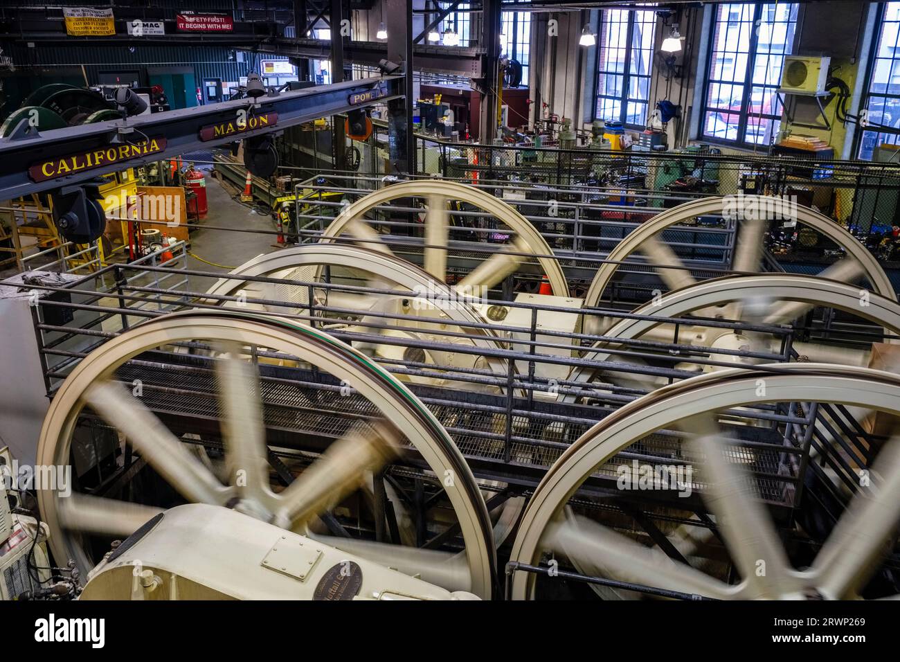 Das verwinkelte Haus im San Francisco Cable Car Museum, San Francisco, Kalifornien, USA Stockfoto