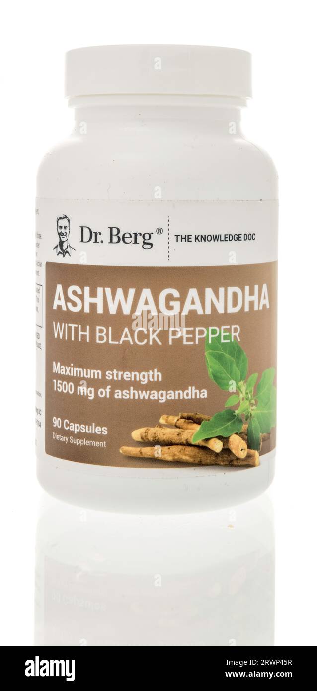 Winneconne, WI - 12. August 2023: Eine Flasche Dr. Berg Ashwaganda mit schwarzem Pfeffer auf isoliertem Hintergrund Stockfoto