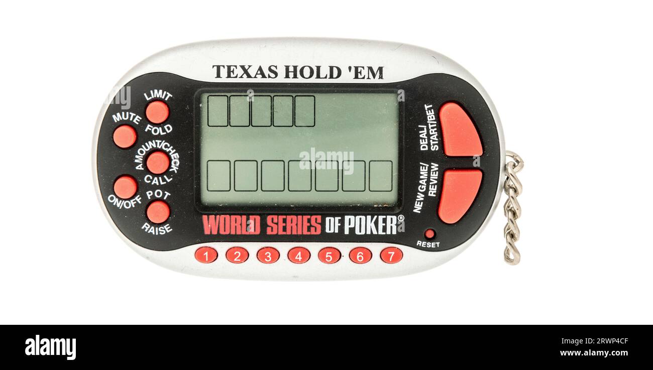 Winneconne, WI - 12. August 2023: Ein Paket der Texas Hold em World-Serie von klassischen handgehaltenen Poker-Videospielen auf einem isolierten Hintergrund Stockfoto