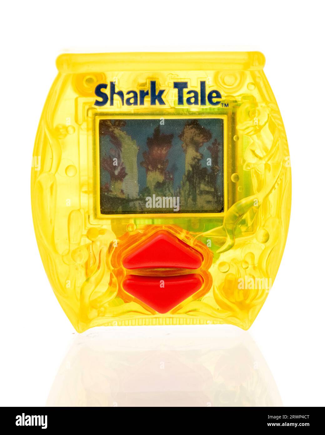 Winneconne, WI - 12. August 2023: Ein Paket von Shark Tale klassisches handgehaltenes Videospiel auf einem isolierten Hintergrund Stockfoto