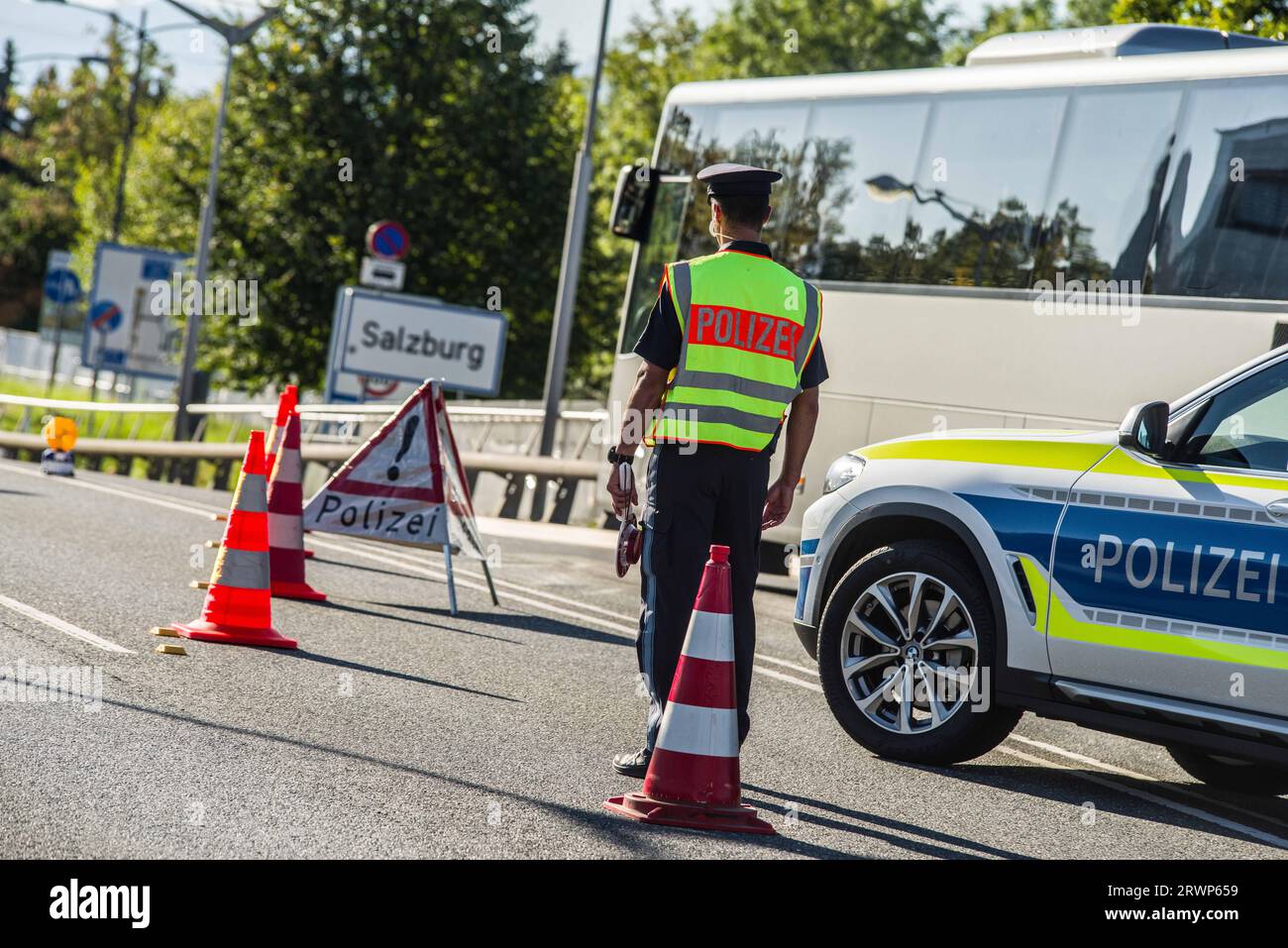 Freilassing, Bayern, Deutschland. September 2023. Fünf Jahre nach der Einführung der Bayerischen Grenzschutzpolizei diskutierten der bayerische Ministerpräsident MARKUS SOEDER und der bayerische Innenminister JOACHIM HERRMANN über die Arbeit der Grenzpolizei entlang der Grenze zu Österreich und Tschechien. Die Grenzschutzpolizei wurde ursprünglich geschaffen, um die Flüchtlings- und Migrantenkrise entlang der sogenannten Balkanroute zu bewältigen, aber nachdem die Route mehr oder weniger blockiert war, verlagerte die Polizei ihre Pflichten auf Schmuggel, Menschenhandel, gestohlene Fahrzeuge Stockfoto