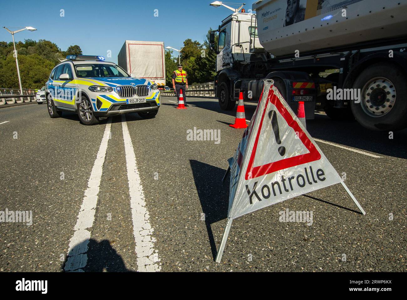 Freilassing, Bayern, Deutschland. September 2023. Fünf Jahre nach der Einführung der Bayerischen Grenzschutzpolizei diskutierten der bayerische Ministerpräsident MARKUS SOEDER und der bayerische Innenminister JOACHIM HERRMANN über die Arbeit der Grenzpolizei entlang der Grenze zu Österreich und Tschechien. Die Grenzschutzpolizei wurde ursprünglich geschaffen, um die Flüchtlings- und Migrantenkrise entlang der sogenannten Balkanroute zu bewältigen, aber nachdem die Route mehr oder weniger blockiert war, verlagerte die Polizei ihre Pflichten auf Schmuggel, Menschenhandel, gestohlene Fahrzeuge Stockfoto