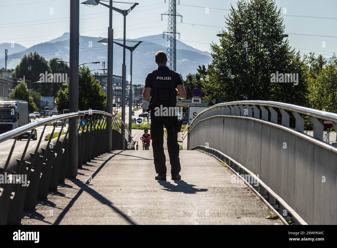 Freilassing, Bayern, Deutschland. September 2023. Fünf Jahre nach der Einführung der Bayerischen Grenzschutzpolizei diskutierten der bayerische Ministerpräsident MARKUS SOEDER und der bayerische Innenminister JOACHIM HERRMANN über die Arbeit der Grenzpolizei entlang der Grenze zu Österreich und Tschechien. Die Grenzschutzpolizei wurde ursprünglich geschaffen, um die Flüchtlings- und Migrantenkrise entlang der sogenannten Balkanroute zu bewältigen, aber nachdem die Route mehr oder weniger blockiert war, verlagerte die Polizei ihre Pflichten auf Schmuggel, Menschenhandel, gestohlene Fahrzeuge Stockfoto