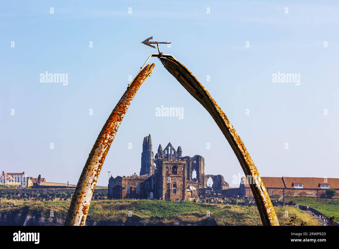 Whitby Abbey durch die Walknochen an einem ungewöhnlich heißen und trüben sonnigen Samstag im September gesehen Stockfoto