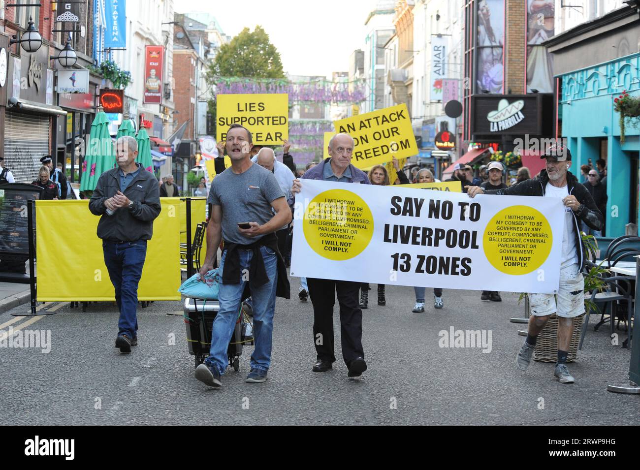 20. September 2023 Demonstranten, St. Luke's Church, Berry Street, Liverpool Stockfoto