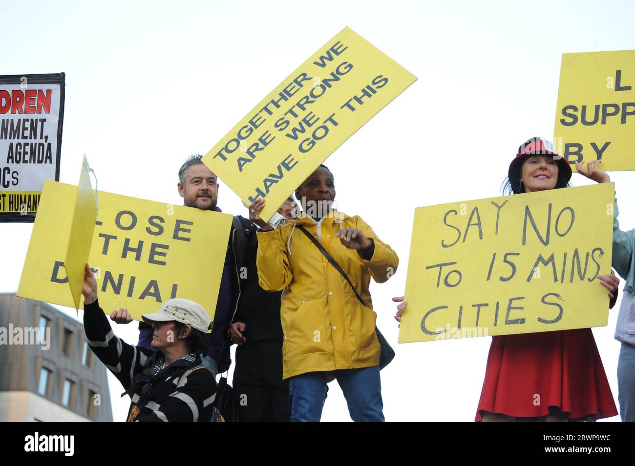 20. September 2023 Demonstranten, St. Luke's Church, Berry Street, Liverpool Stockfoto