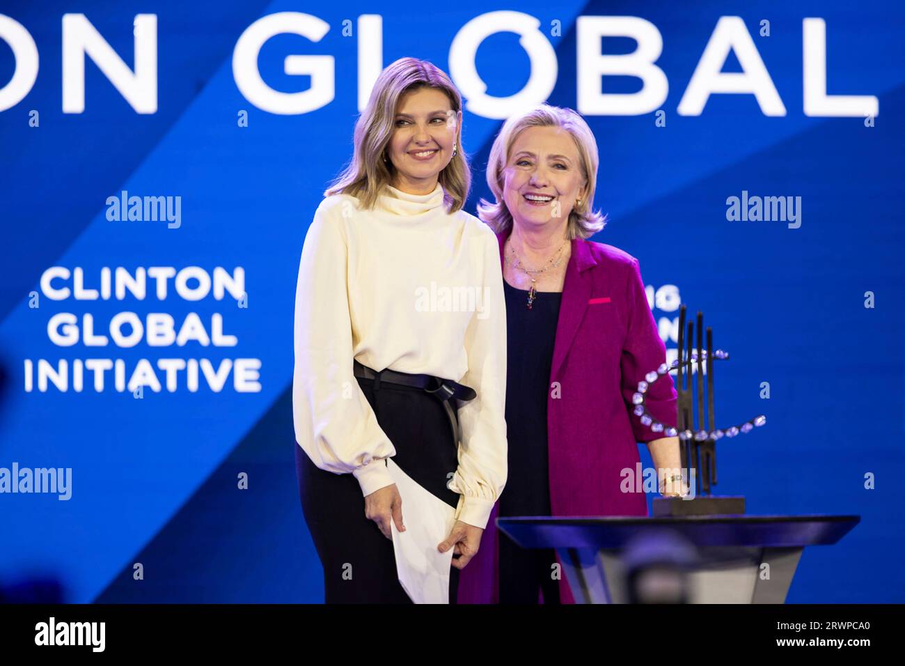 New York, Usa. September 2023. Die ehemalige US-Außenministerin Hillary Clinton, rechts, gratuliert der Ukraine First Lady Olena Zelenska, nachdem sie mit dem Clinton Global Citizen Award bei der Clinton Global Initiative Veranstaltung im Hilton Hotel, 19. September 2023 in New York City, New York, USA, ausgezeichnet wurde. Kredit: Ukrainischer Ratsvorsitz/Ukrainisches Pressebüro/Alamy Live News Stockfoto