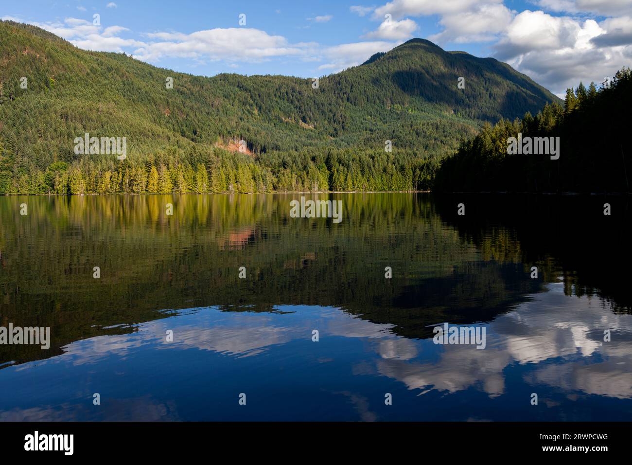 Klein Lake entlang der Sunshine Coast von British Columbia in der Nähe der Gemeinde Egmont in Westkanada. Stockfoto