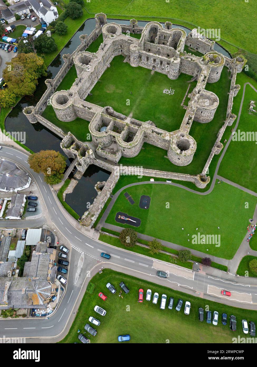 Luftaufnahme der Ruinen von Beaumaris Castle auf der Insel Anglesey in Nordwales, Vereinigtes Königreich. Stockfoto