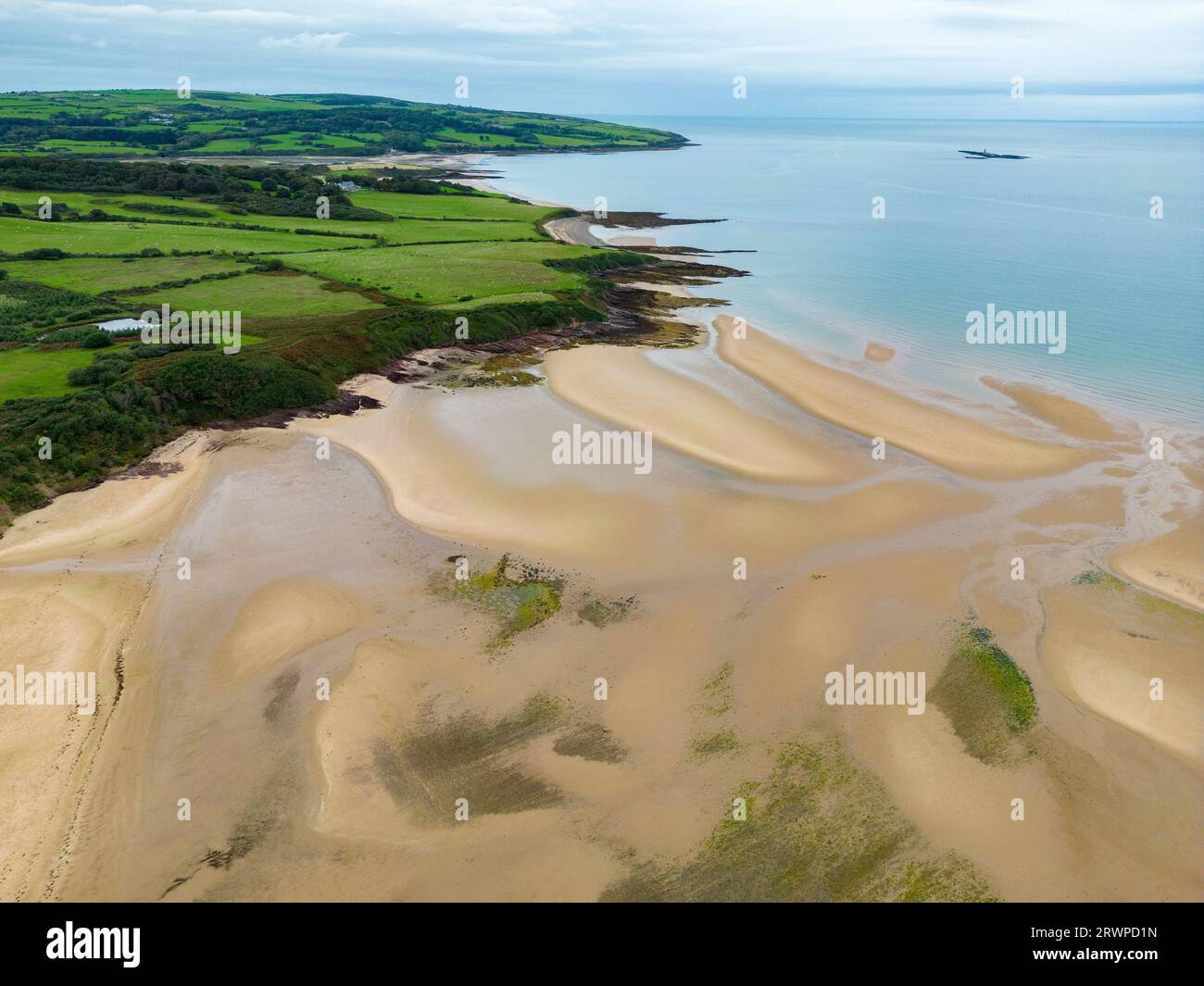 Luftaufnahme der Küste und des Strandes von Traeth Lligwy auf der Insel Anglesey in Nordwales im Vereinigten Königreich Stockfoto