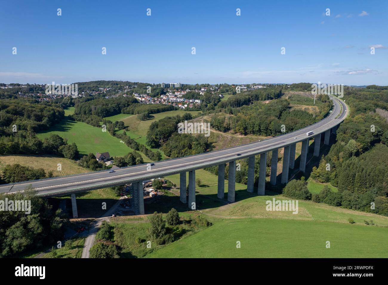 Luftaufnahme Viadukt Autobahnbrücke der BAB A45 - Talbrücke Bremecke der Sauerlandlinie in Lüdenscheid, Nordrhein-Westfalen, Deutschland Stockfoto