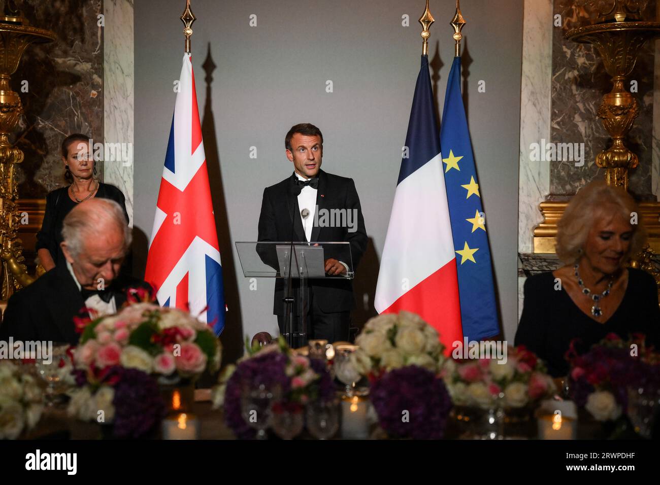 König Karl III. (Links) und Königin Camilla hören zu, wie der französische Präsident Emmanuel Macron während des Staatsbesuchs in Frankreich beim Staatsbankett im Schloss von Versailles in Paris eine Rede hält. Bilddatum: Mittwoch, 20. September 2023. Stockfoto