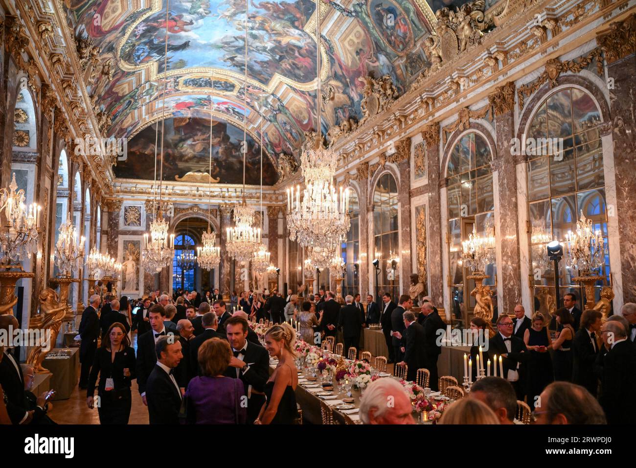Gäste, die das Staatsbankett im Schloss von Versailles, Paris, während des Staatsbesuchs in Frankreich besuchen. Bilddatum: Mittwoch, 20. September 2023. Stockfoto