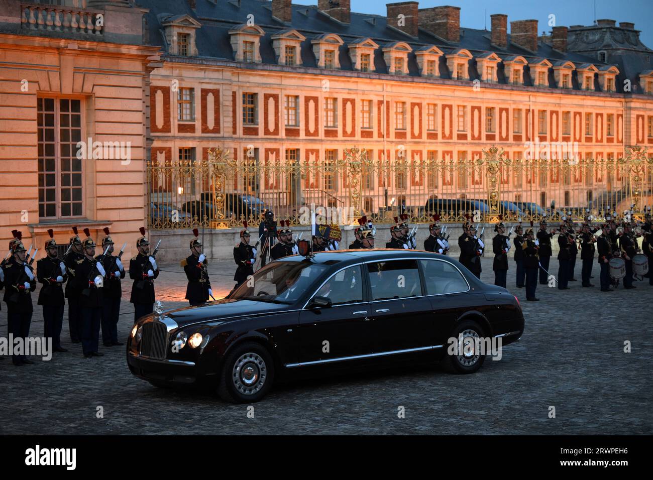 König Karl III. Und Königin Camilla kommen während des Staatsbesuchs in Frankreich zum Staatsbankett im Schloss Versailles in Paris. Bilddatum: Mittwoch, 20. September 2023. Stockfoto
