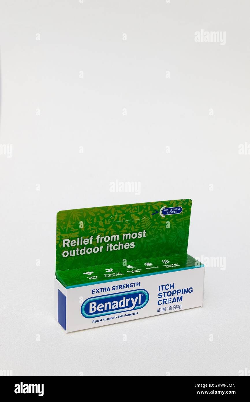 Benadryl Juckstopp Cream, ein rezeptfreier topischer Analgetikum- und Histaminblocker für Bisse, Hautausschläge, Verbrennungen, Sonnenbrand, Schnitte, Schürfwunden, Irritationen. Stockfoto