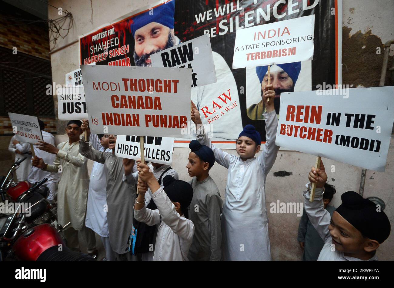 Peschawar, Peschawar, Pakistan. September 2023. Die pakistanische Sikh-Minderheit hält Plakate während eines Protestes gegen Indien wegen Najjar-Mordes in Kanada, in Lahore, Pakistan, am 20. September 2023. Indien und Kanada sind in einem diplomatischen Streit über die angebliche Beteiligung indischer Behörden an der Ermordung des Sikh-Aktivisten Hardeep Singh Nijjar gefangen, der angeblich Verbindungen zur Khalistan-Bewegung in Kanada hatte. Die Sikh-Unabhängigkeitsbewegung, bekannt als Khalistan-Bewegung, versucht, eine eigene Heimat für Sikhs zu schaffen. (Bild: © Hussain Ali/ZUMA Press Wire) NUR REDAKTIONELLE VERWENDUNG! Nicht für Co Stockfoto