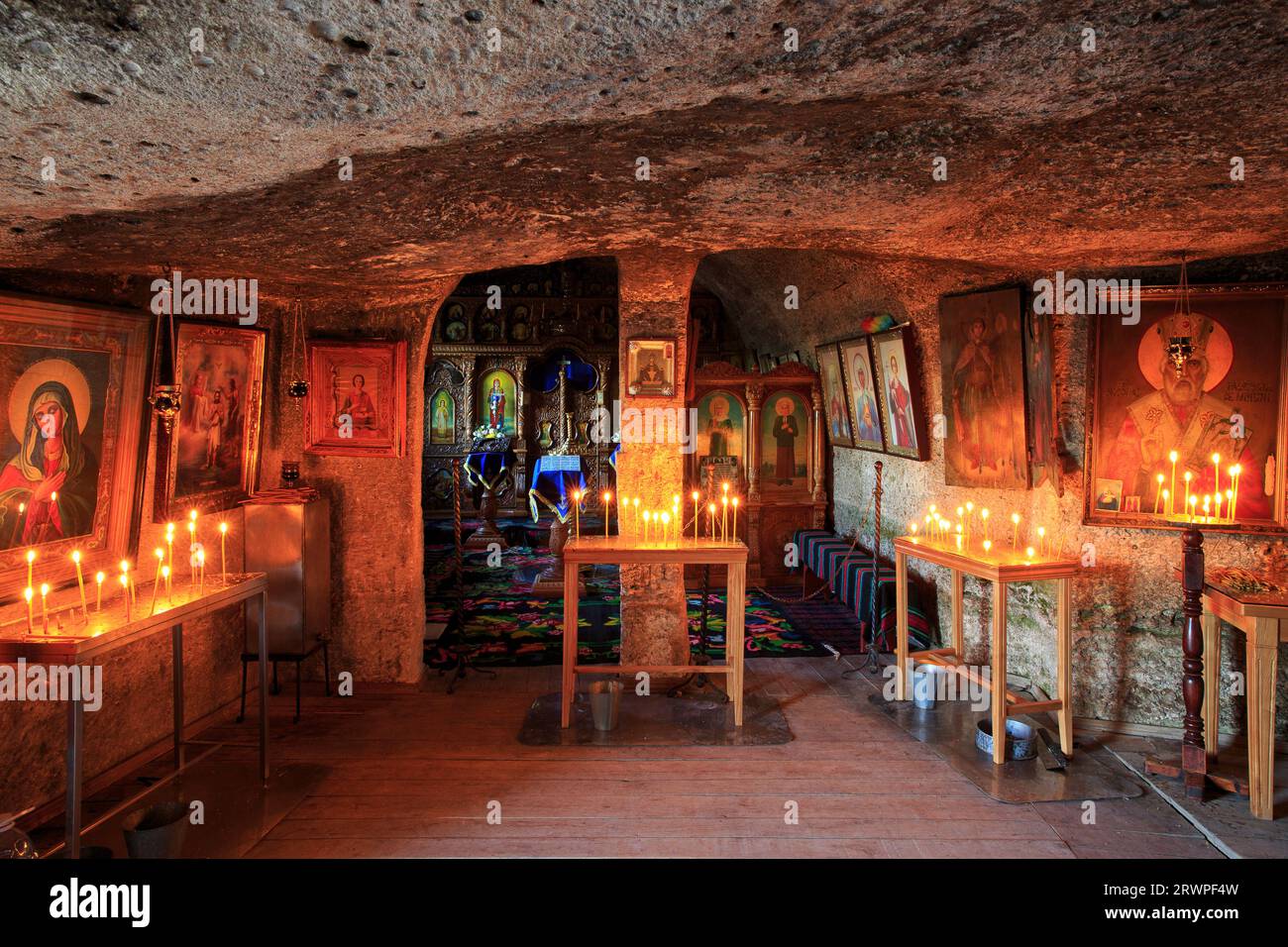 Das östliche orthodoxe Old Orhei (Orheiul Vechi) Höhlenkloster aus dem 13. Jahrhundert bei Kerzenschein in Butuceni, Moldau Stockfoto