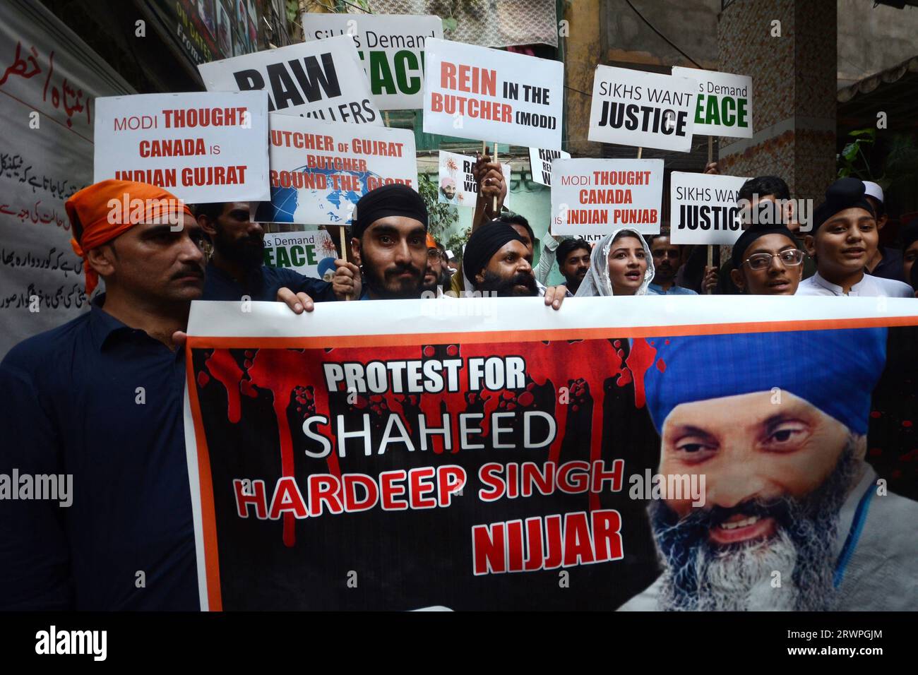 Peschawar, Peschawar, Pakistan. September 2023. Die pakistanische Sikh-Minderheit hält Plakate während eines Protestes gegen Indien wegen Najjar-Mordes in Kanada, in Lahore, Pakistan, am 20. September 2023. Indien und Kanada sind in einem diplomatischen Streit über die angebliche Beteiligung indischer Behörden an der Ermordung des Sikh-Aktivisten Hardeep Singh Nijjar gefangen, der angeblich Verbindungen zur Khalistan-Bewegung in Kanada hatte. Die Sikh-Unabhängigkeitsbewegung, bekannt als Khalistan-Bewegung, versucht, eine eigene Heimat für Sikhs zu schaffen. (Bild: © Hussain Ali/ZUMA Press Wire) NUR REDAKTIONELLE VERWENDUNG! Nicht für Co Stockfoto