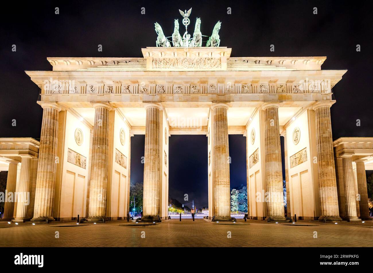 Brandenburger Tor in Berlin bei Nacht, Deutschland Stockfoto