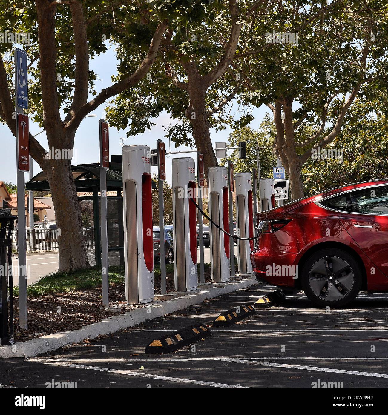 Tesla-Ladestationen für Elektrofahrzeuge in Union City, Kalifornien Stockfoto