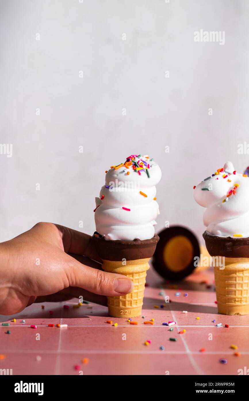 Die Hand hält eine Eiskugel Stockfoto