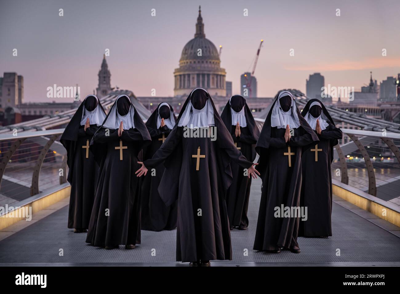 Sieben dämonische Nonnen steigen bei Sonnenaufgang auf die Millennium Bridge, um für die bevorstehende Veröffentlichung von Warner Bros Pictures - The nun II zu werben Stockfoto