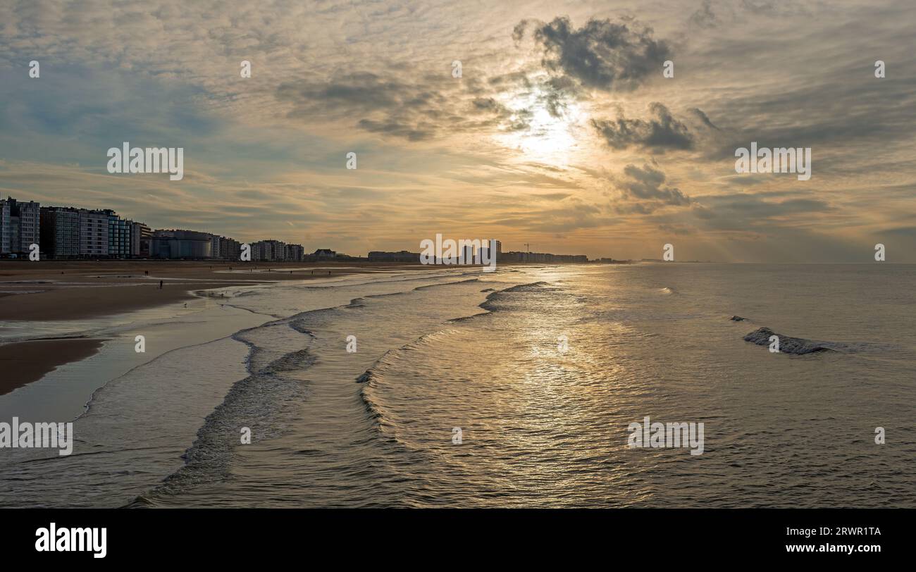 Oostende oder Ostend City Beach Panorama bei Sonnenuntergang, Flandern, Belgien. Stockfoto
