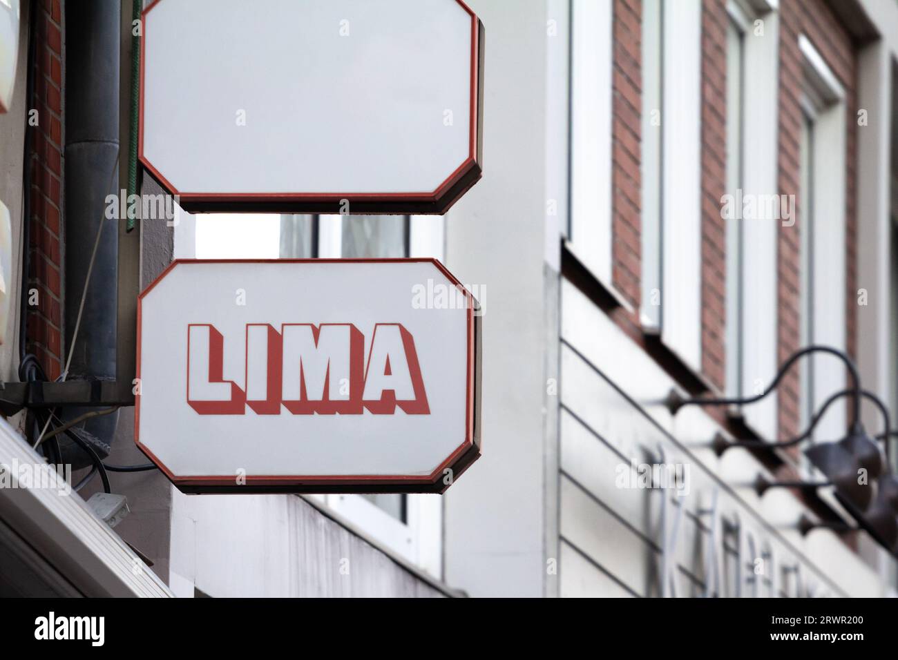 Bild eines Schilds mit dem Logo von Lima auf ihrem Hauptgeschäft in Aachen. Lima S.p.A. (Lima Models) ist eine italienische Marke und ehemaliger Hersteller Stockfoto
