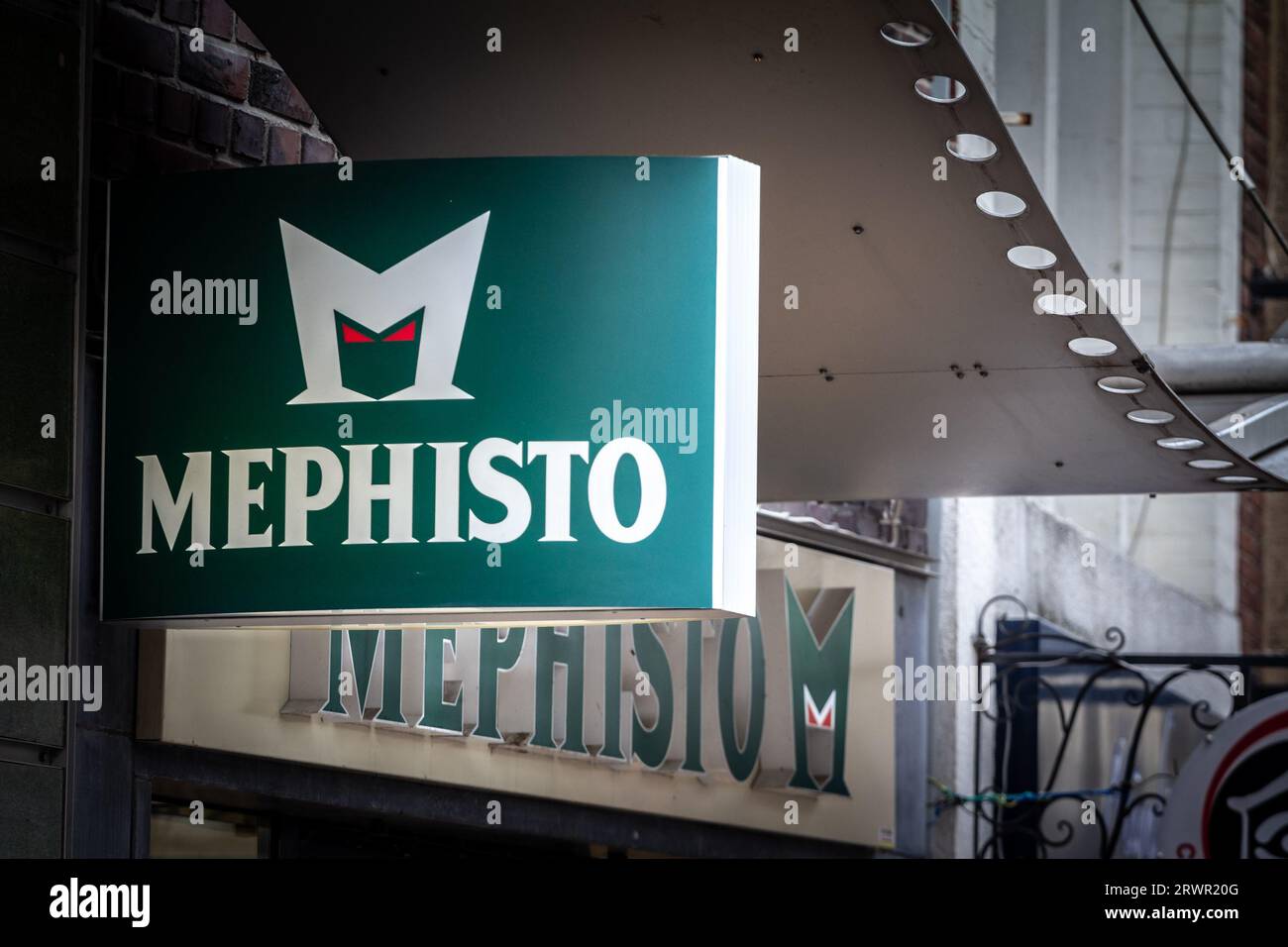 Bild eines Schildes mit dem Logo von Mephisto Chaussures auf ihrem Aachener Geschäft. Mephisto ist eine französische Marke für Schuhe und Schuhe Stockfoto